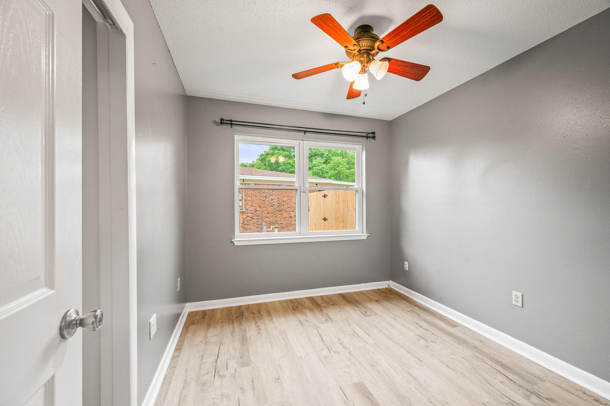 3 NE Windsor Lane