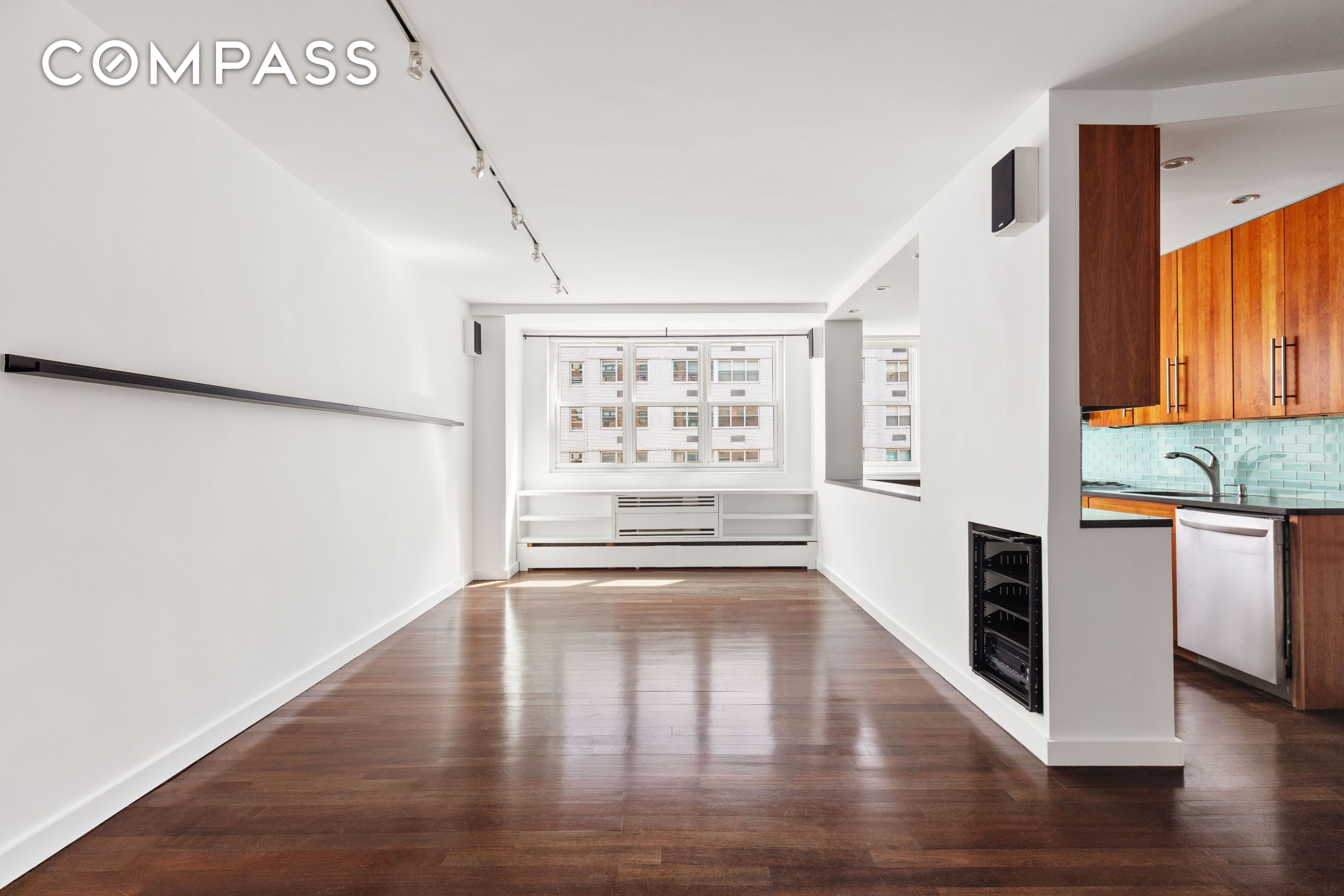 63 E 9th Street 8L