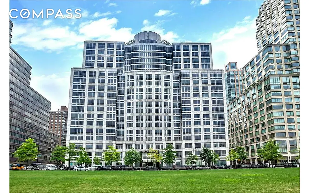120 Riverside Boulevard 9L