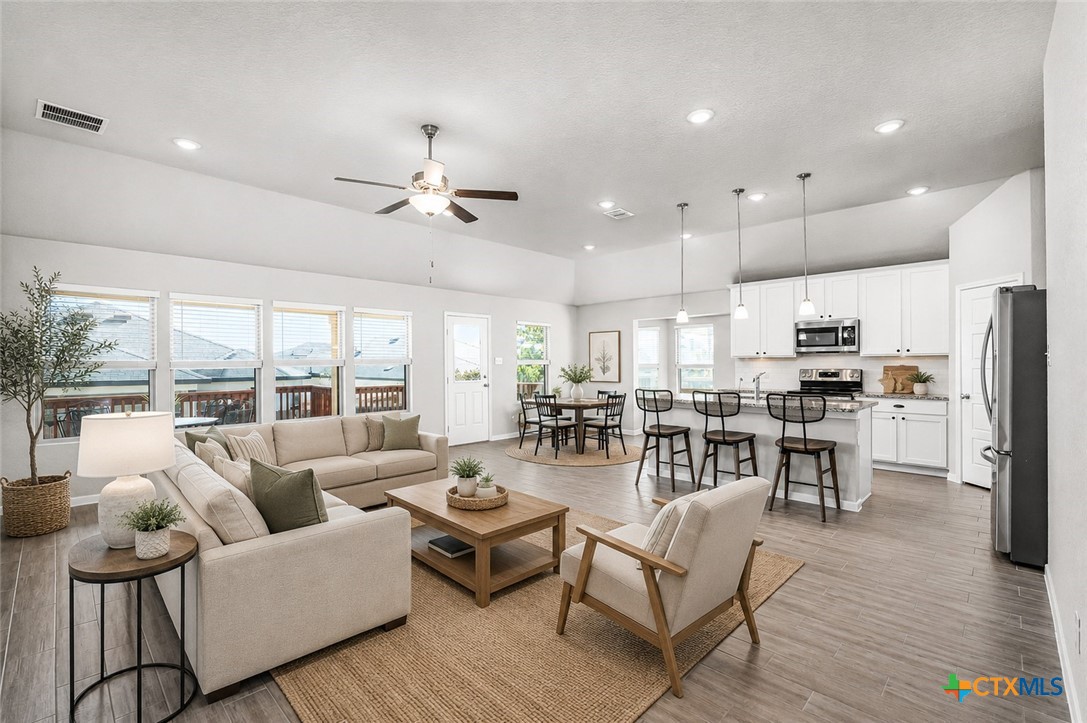 1117 Amber Lake
