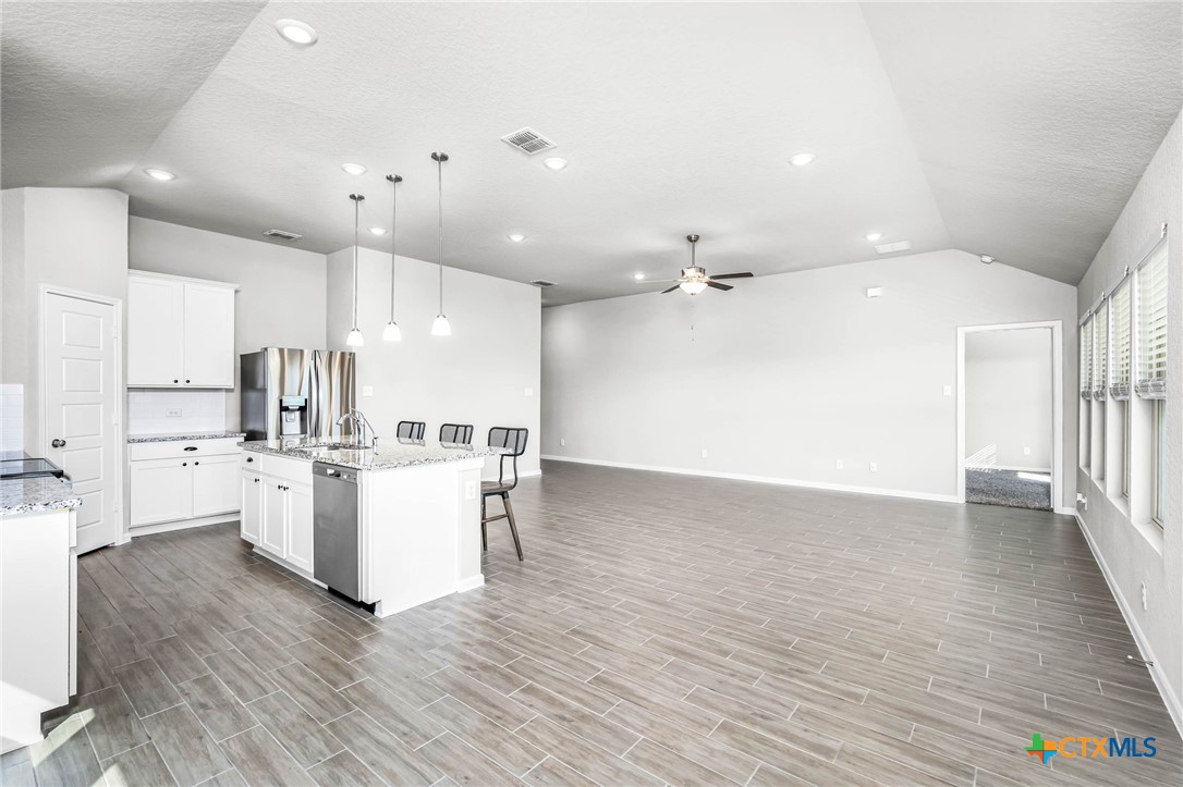 1117 Amber Lake