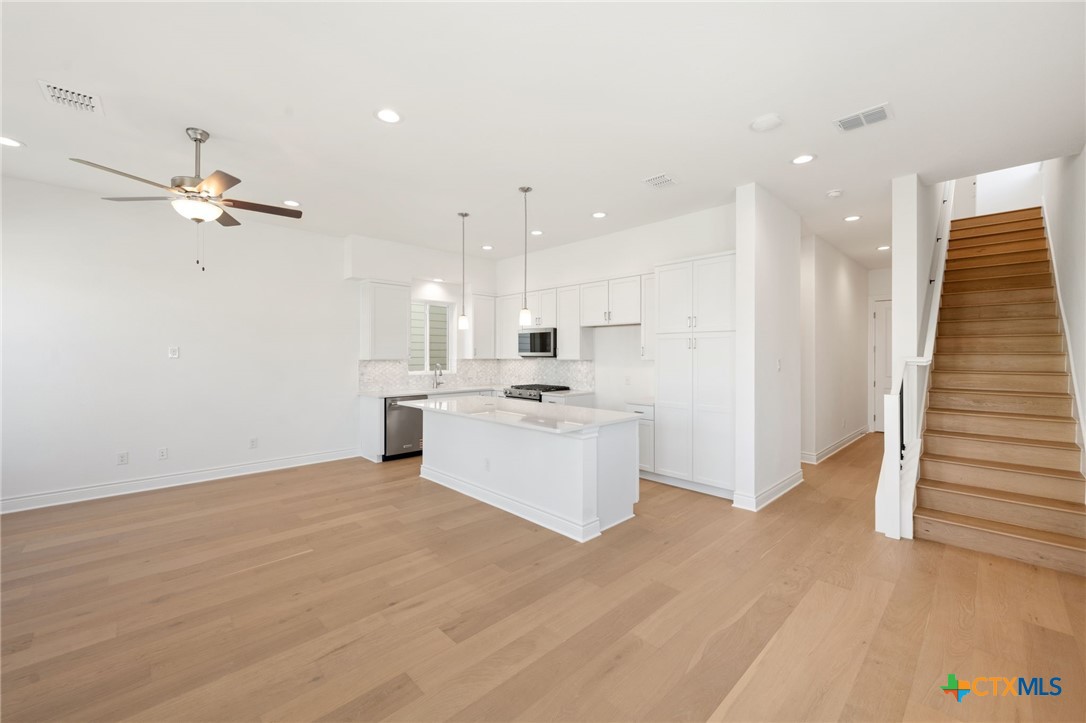 895 N Academy Avenue