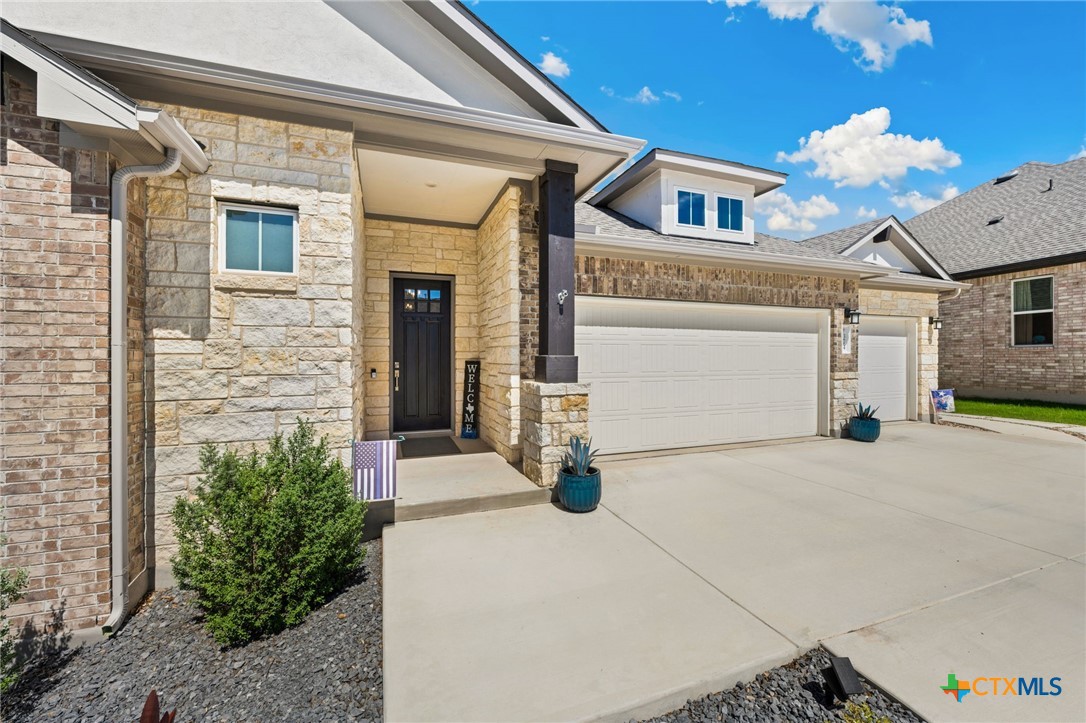 374 Bridle Trail