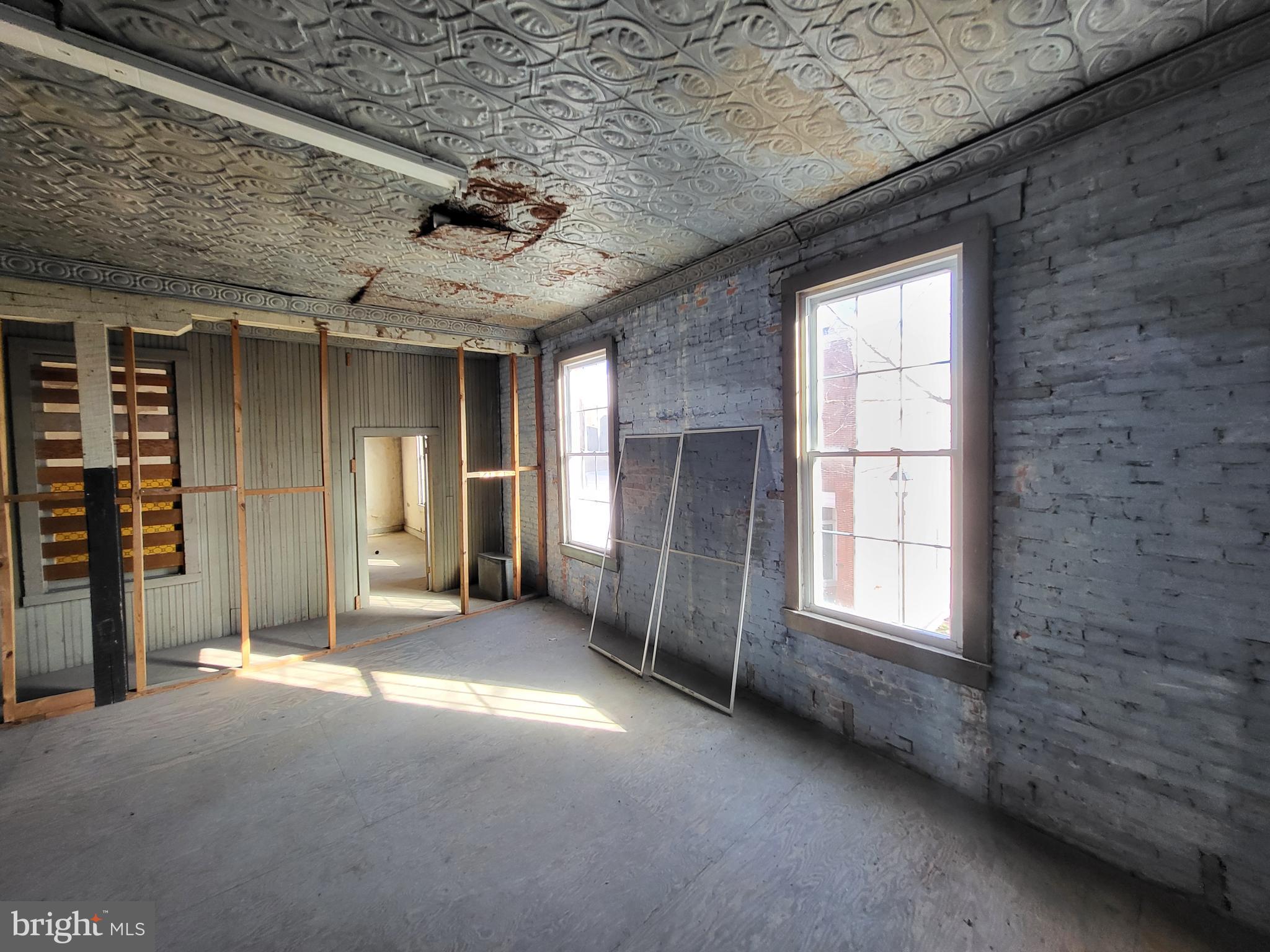 25 E DOVER STREET 25 / 27