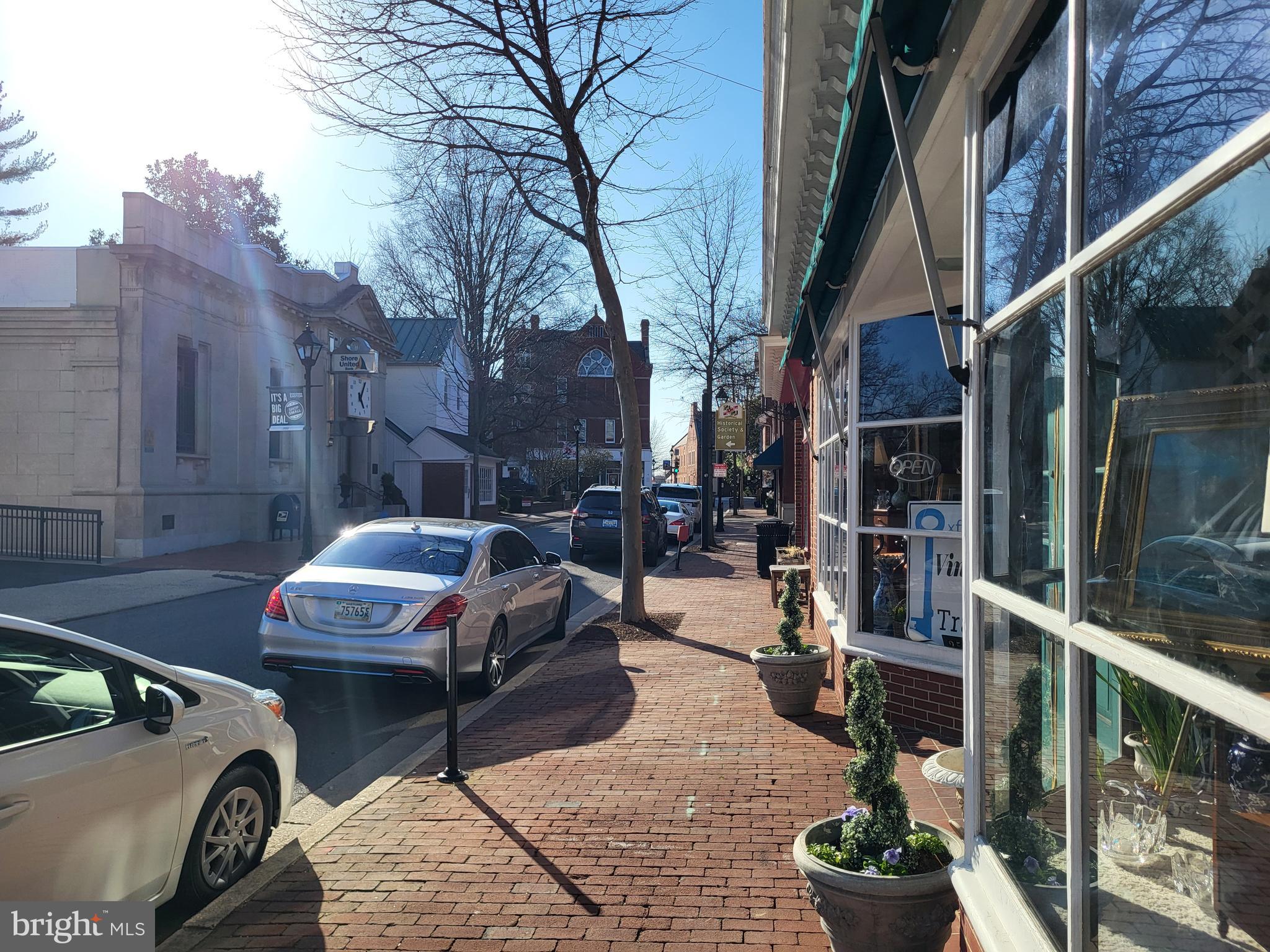 25 E DOVER STREET 25 / 27