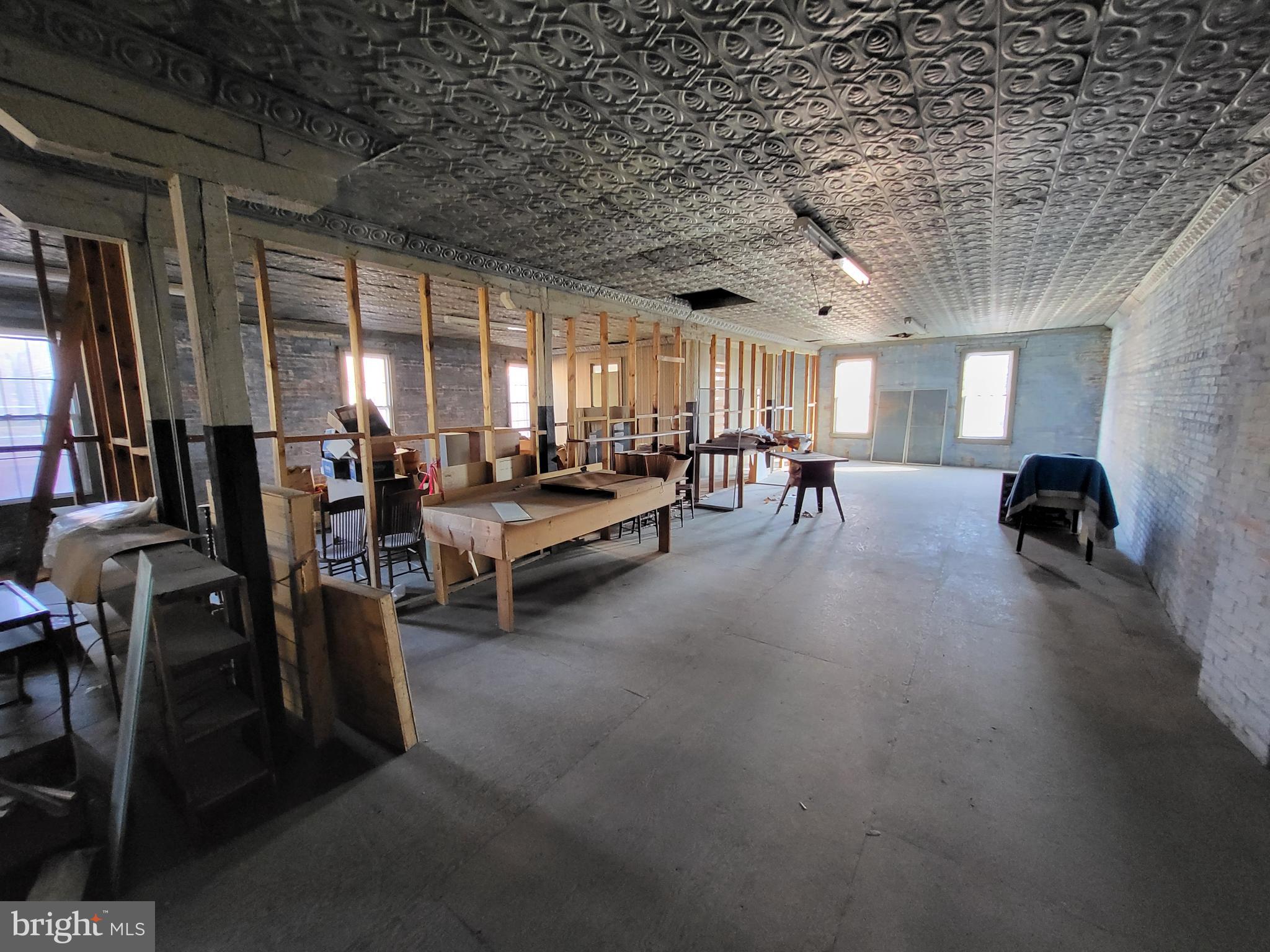 25 E DOVER STREET 25 / 27