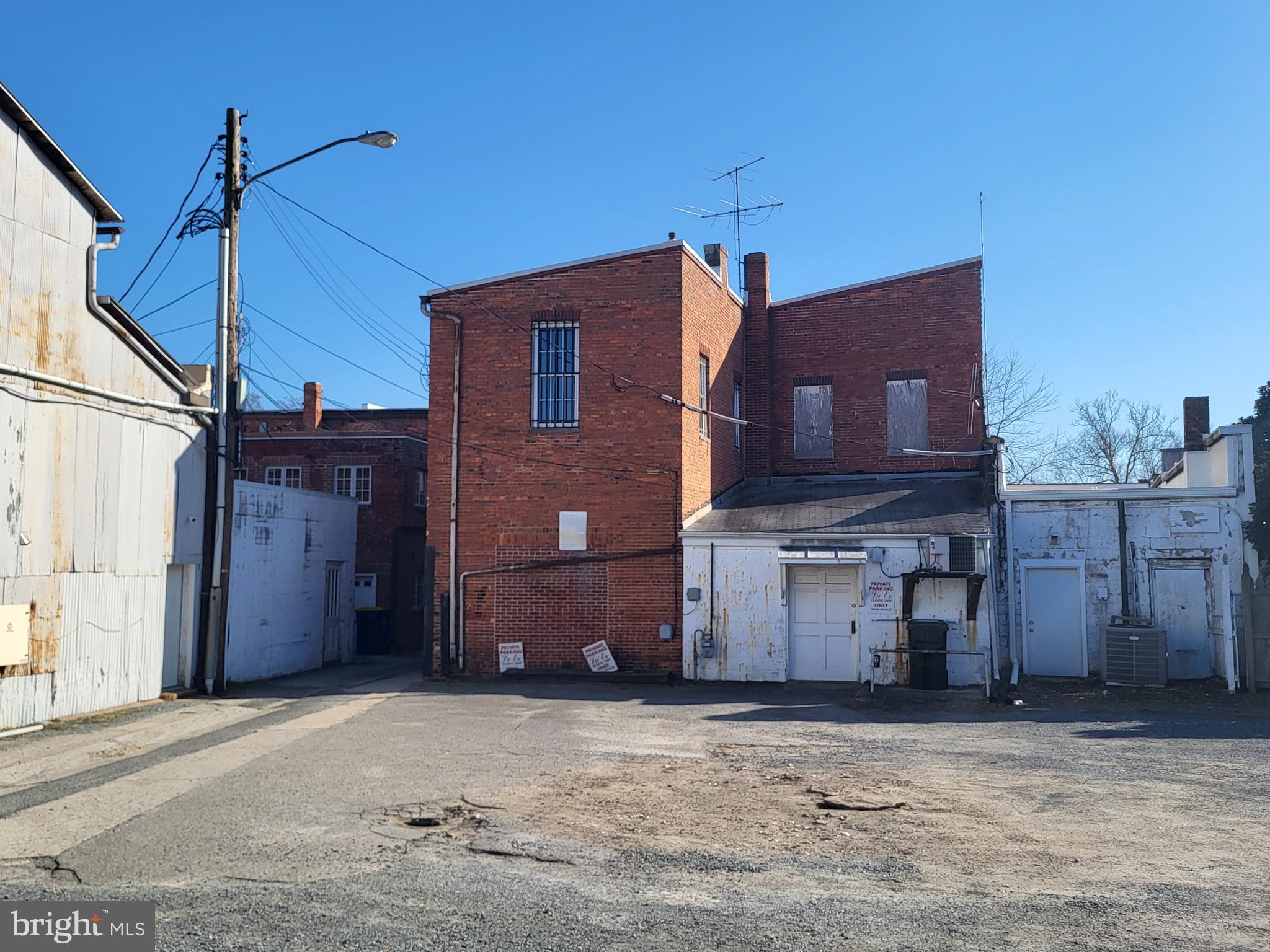 25 E DOVER STREET 25 / 27