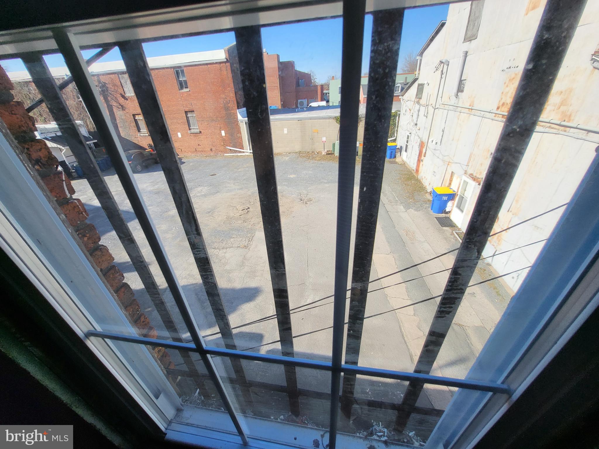 25 E DOVER STREET 25 / 27