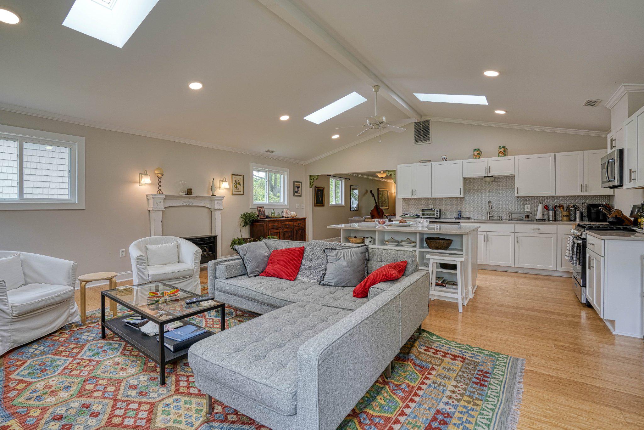 306 W OAK AVENUE