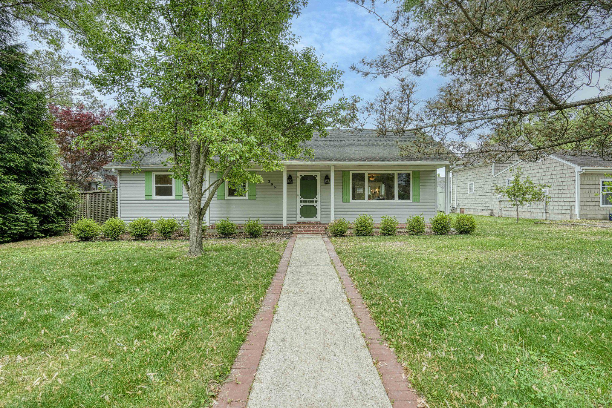 306 W OAK AVENUE