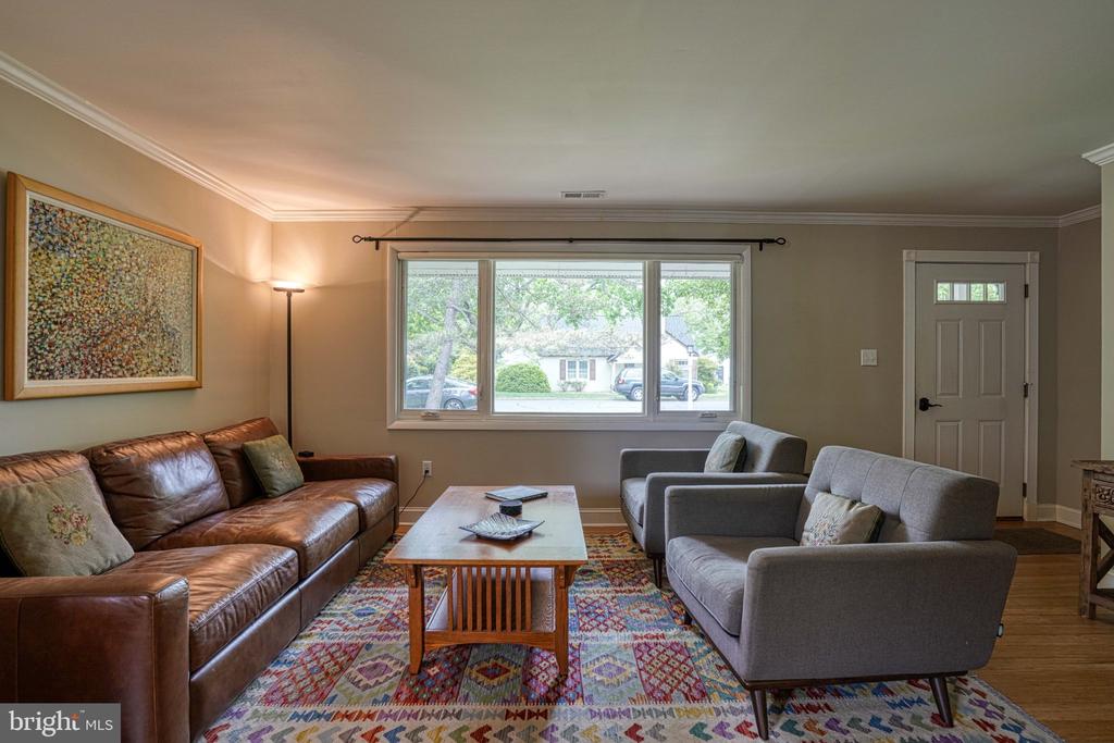 306 W OAK AVENUE