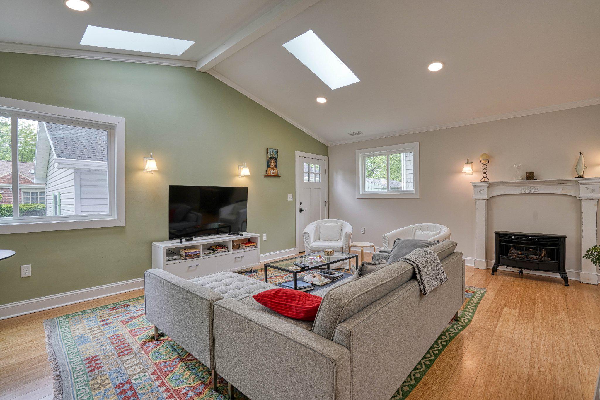 306 W OAK AVENUE