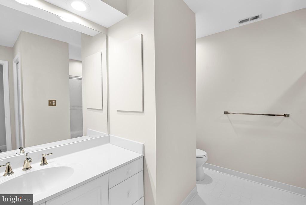 1175 S WASHINGTON STREET Unit: 18