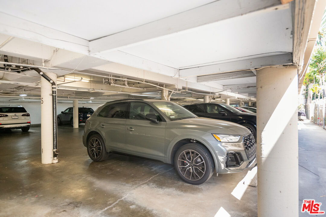 1233 N Laurel Ave Unit: 214