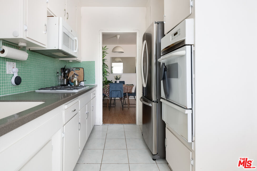 1233 N Laurel Ave Unit: 214