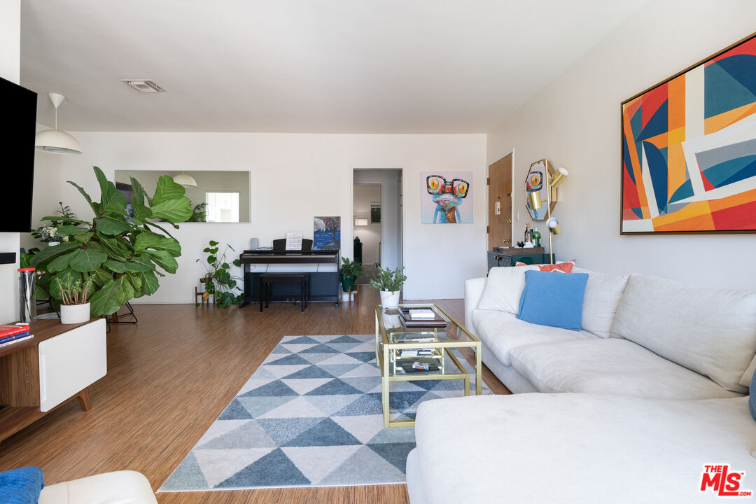 1233 N Laurel Ave Unit: 214