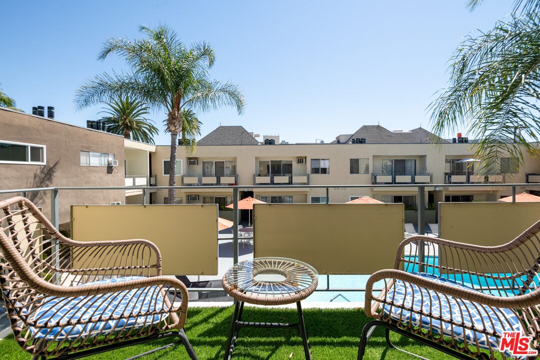 1233 N Laurel Ave Unit: 214
