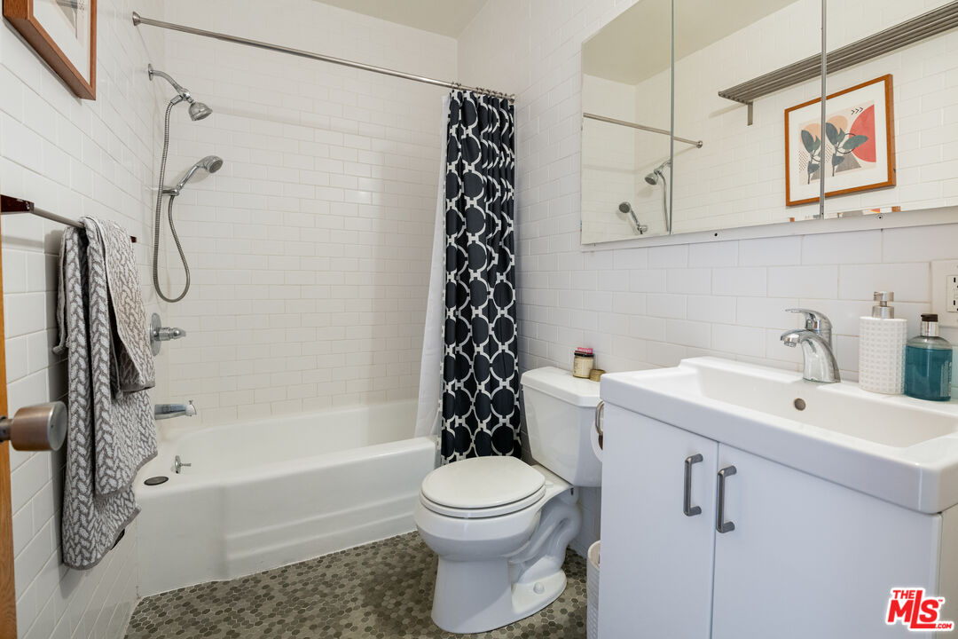 1233 N Laurel Ave Unit: 214