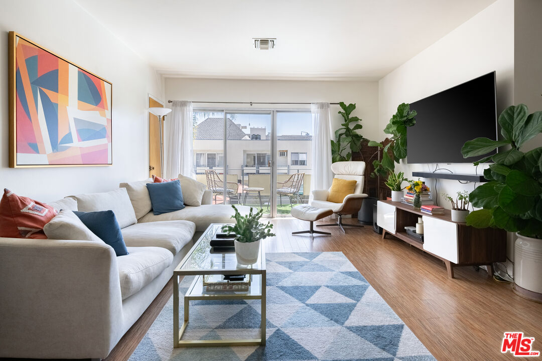 1233 N Laurel Ave Unit: 214