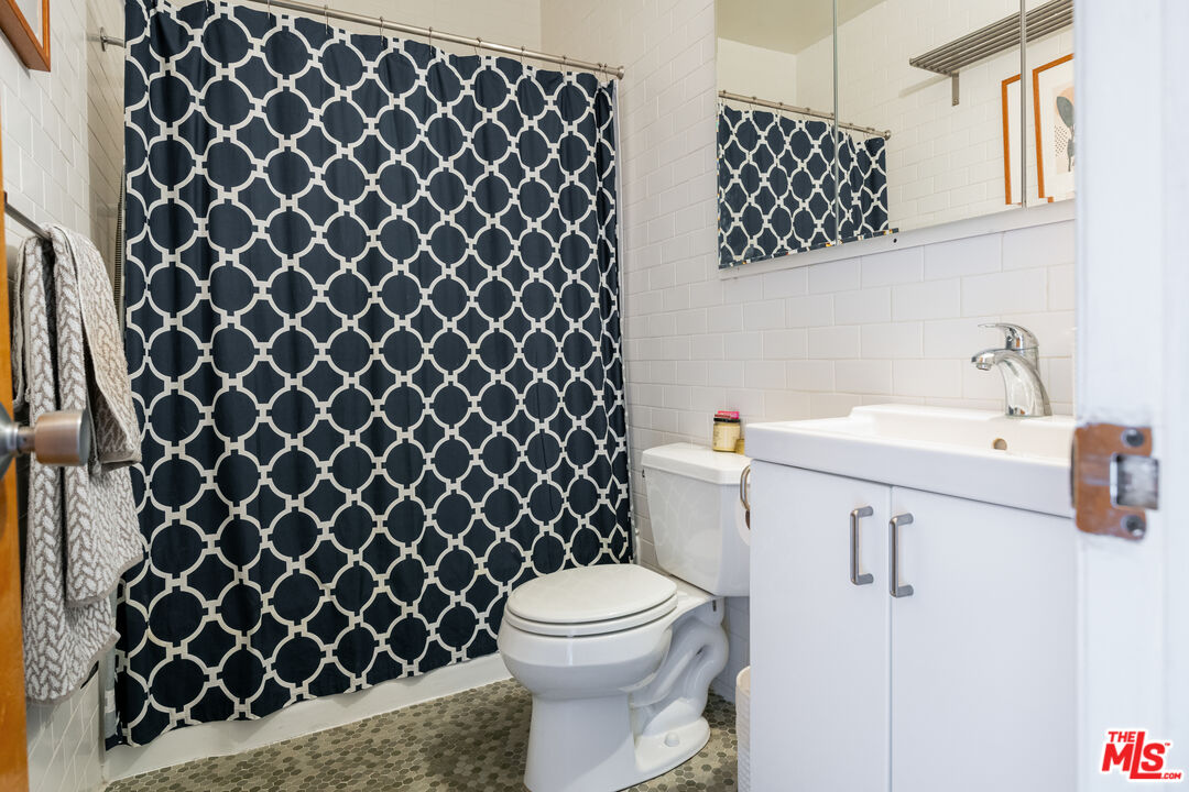 1233 N Laurel Ave Unit: 214