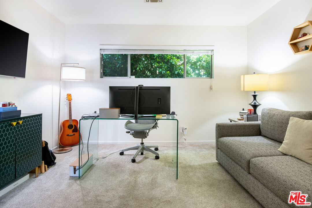 1233 N Laurel Ave Unit: 214