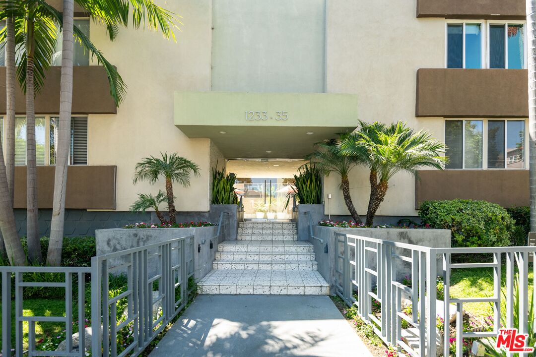 1233 N Laurel Ave Unit: 214