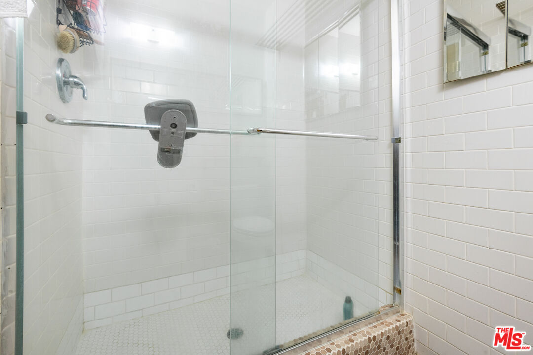 1233 N Laurel Ave Unit: 214