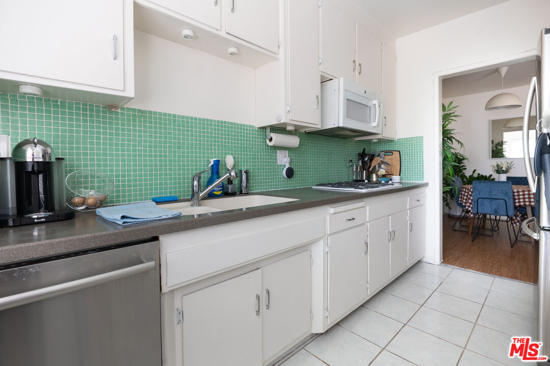 1233 N Laurel Ave Unit: 214