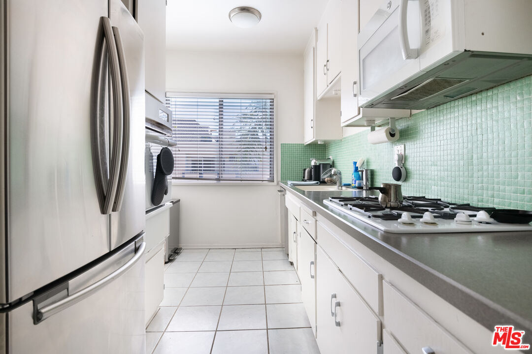 1233 N Laurel Ave Unit: 214