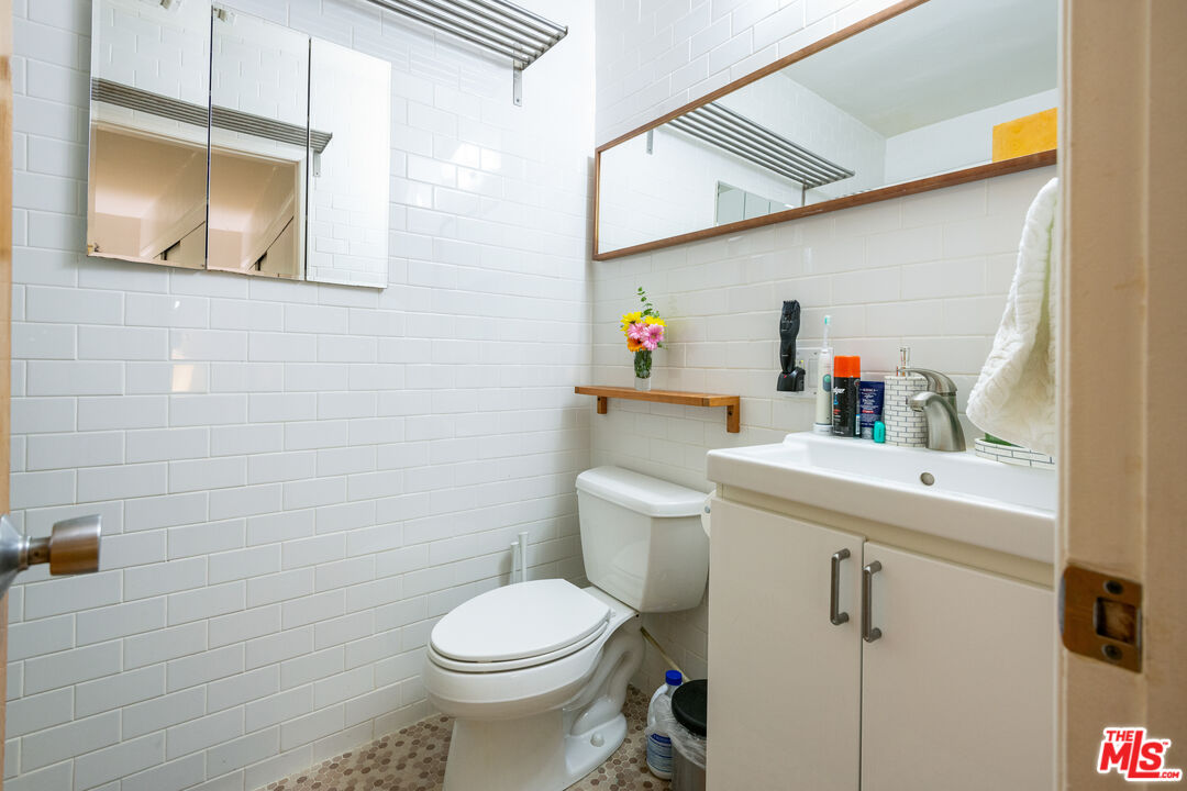1233 N Laurel Ave Unit: 214