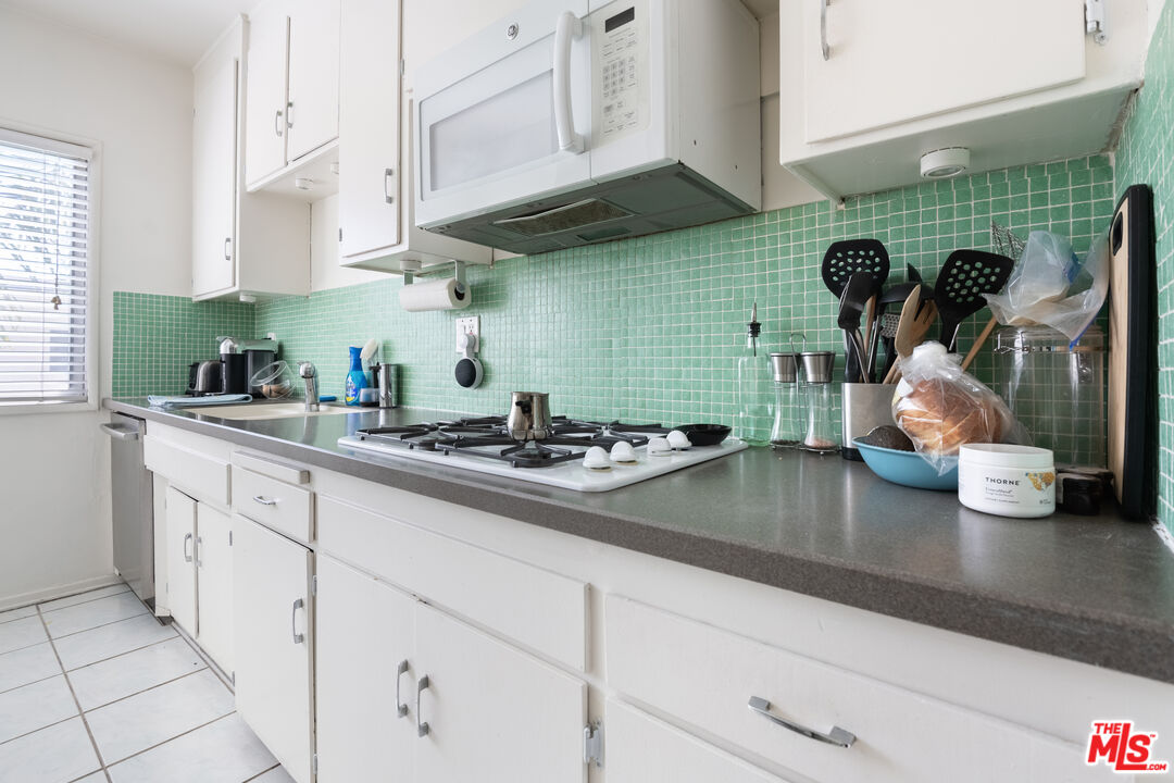 1233 N Laurel Ave Unit: 214