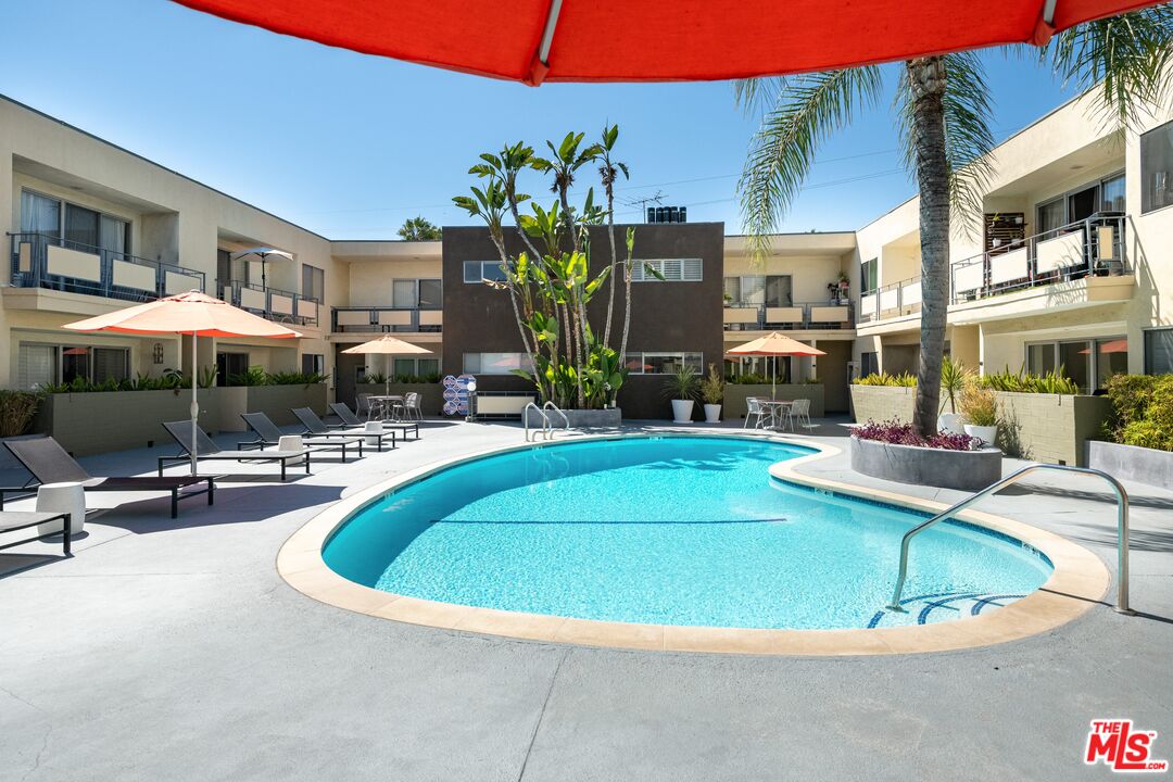 1233 N Laurel Ave Unit: 214