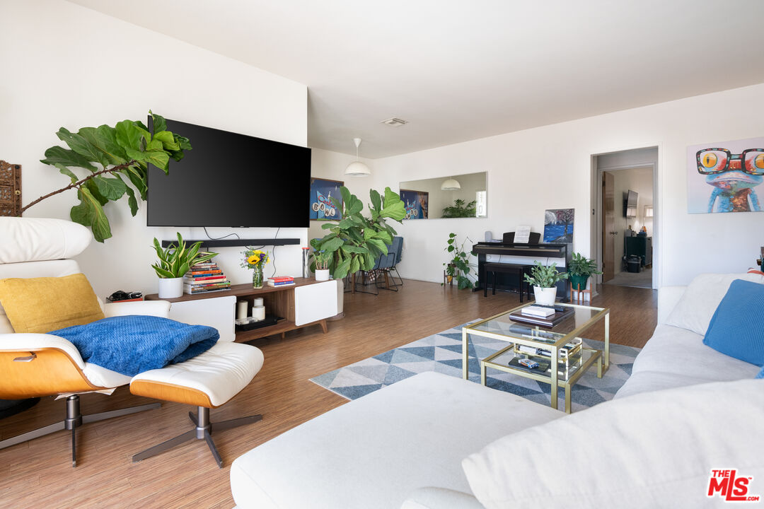 1233 N Laurel Ave Unit: 214