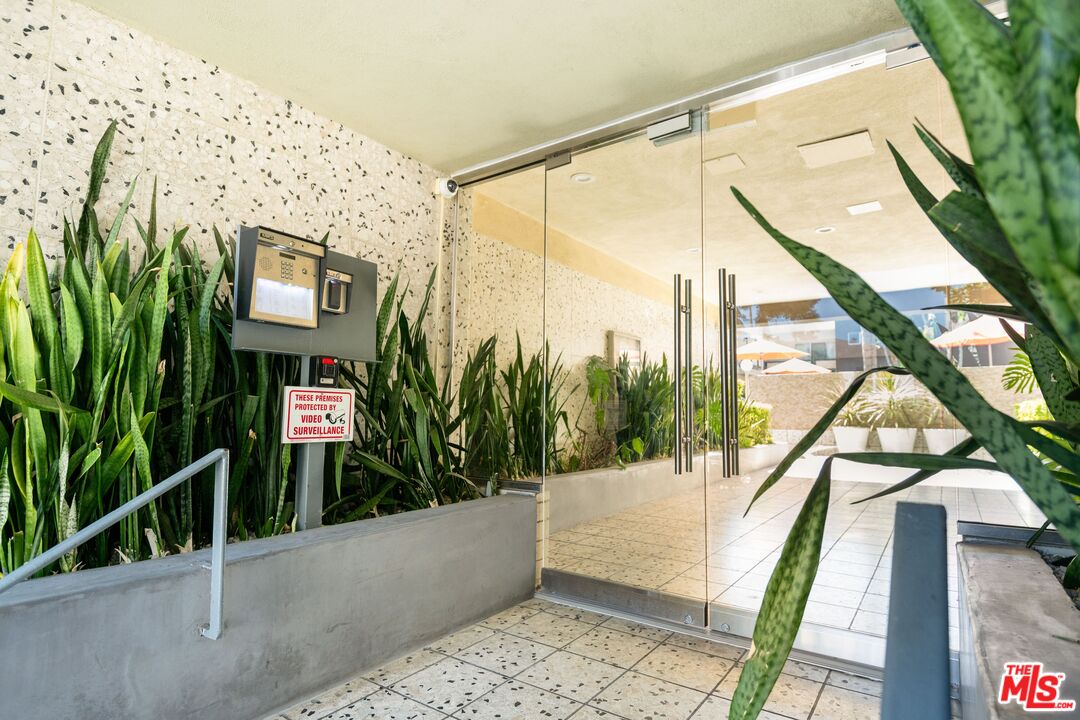 1233 N Laurel Ave Unit: 214