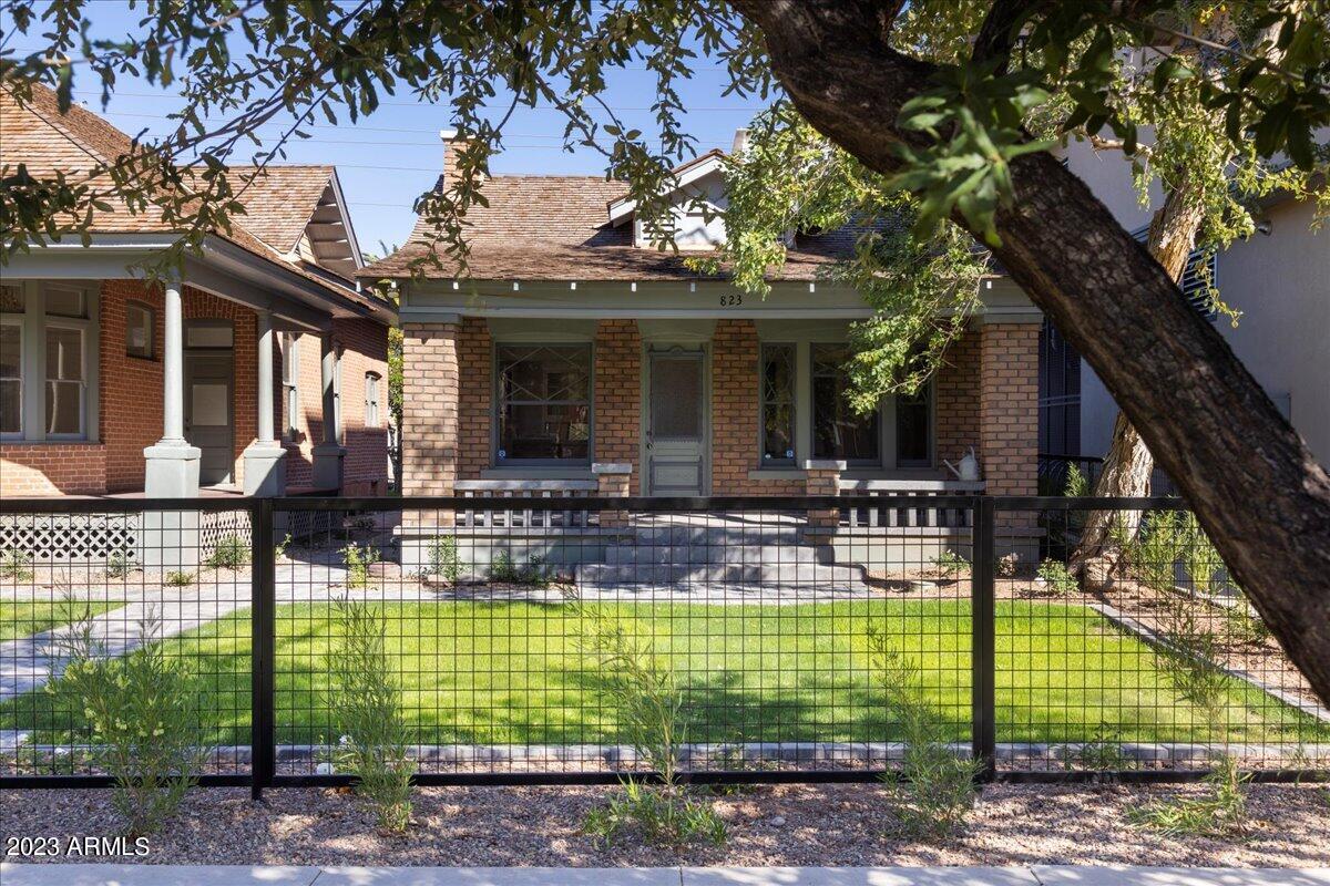 821 N 3RD Avenue