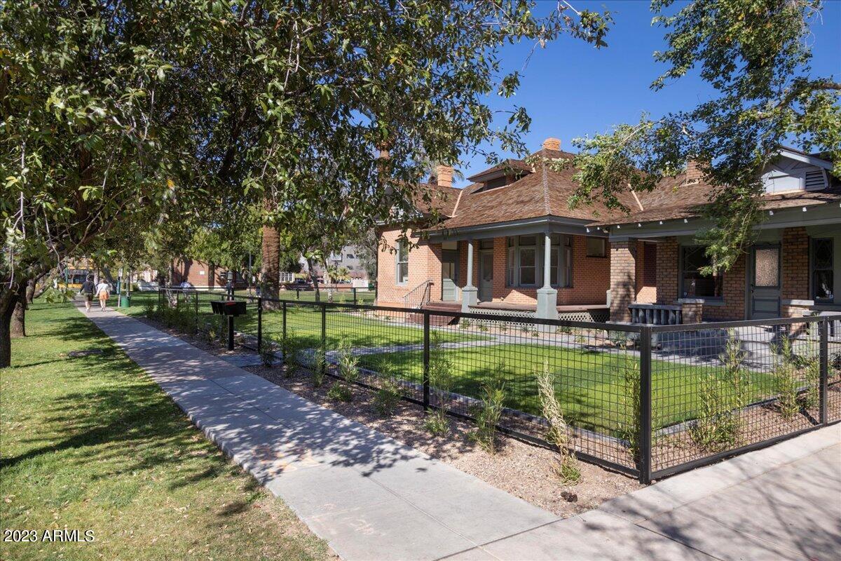 821 N 3RD Avenue