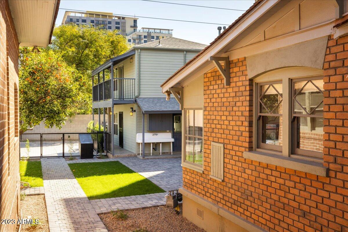 821 N 3RD Avenue