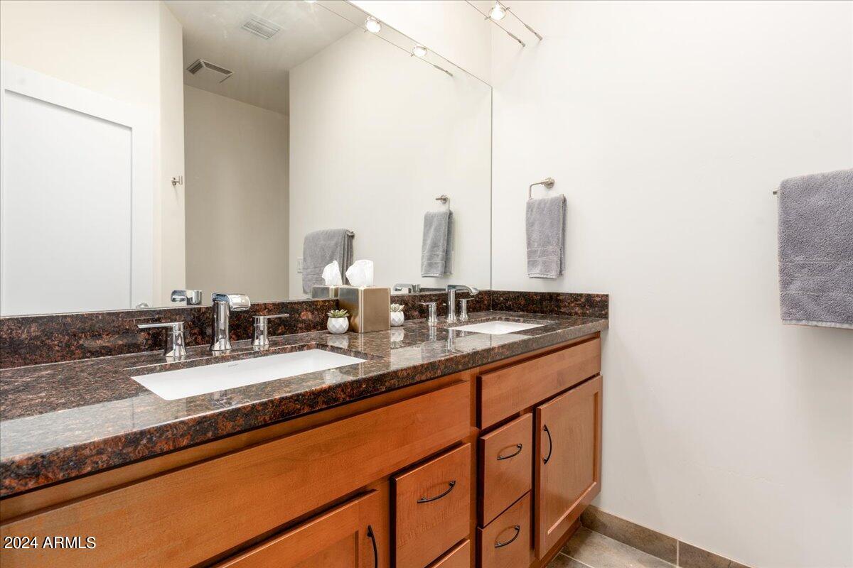 1300 W 5TH Street Unit: 1004