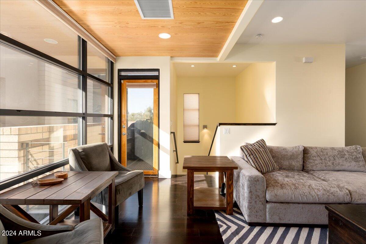 1300 W 5TH Street Unit: 1004