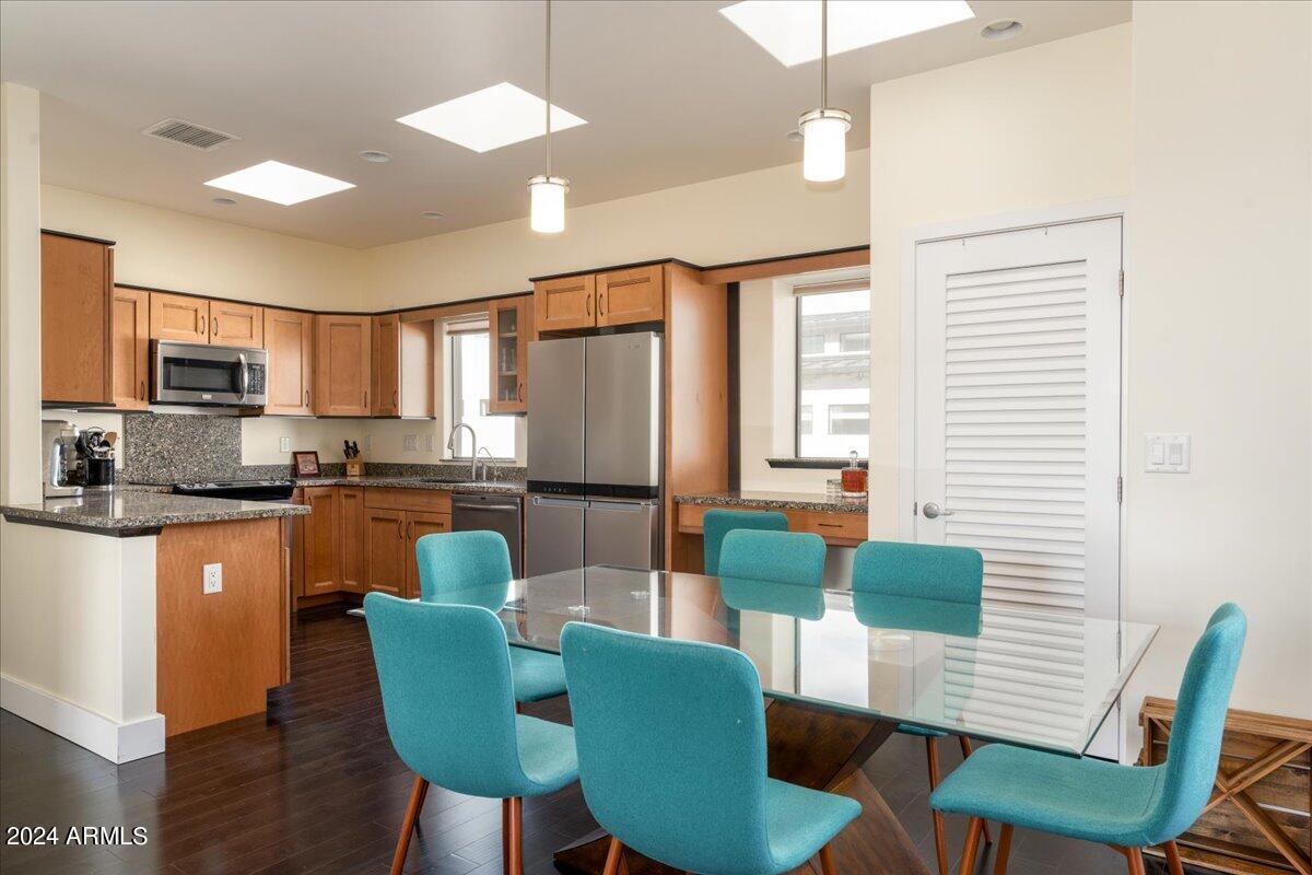 1300 W 5TH Street Unit: 1004