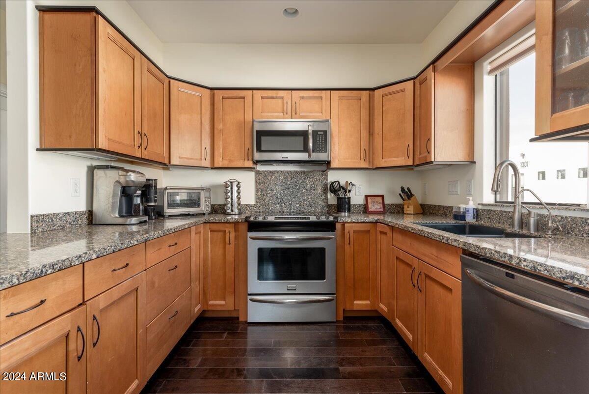 1300 W 5TH Street Unit: 1004