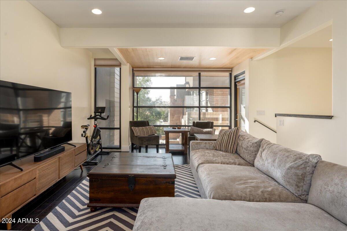 1300 W 5TH Street Unit: 1004