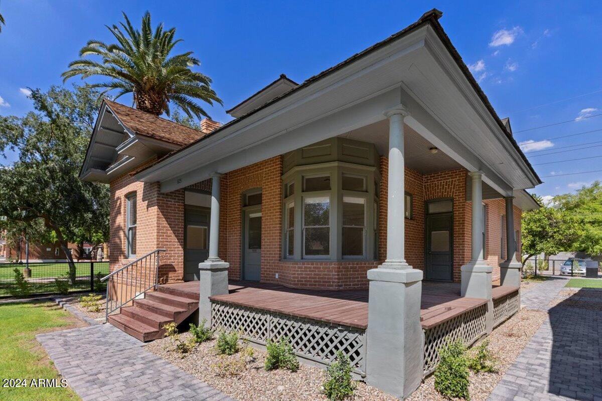 825 N 3RD Avenue