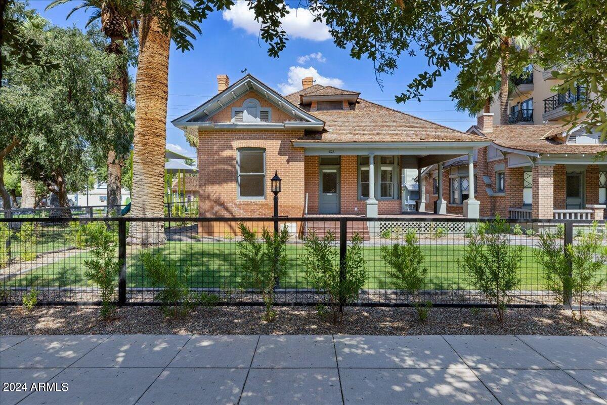 825 N 3RD Avenue