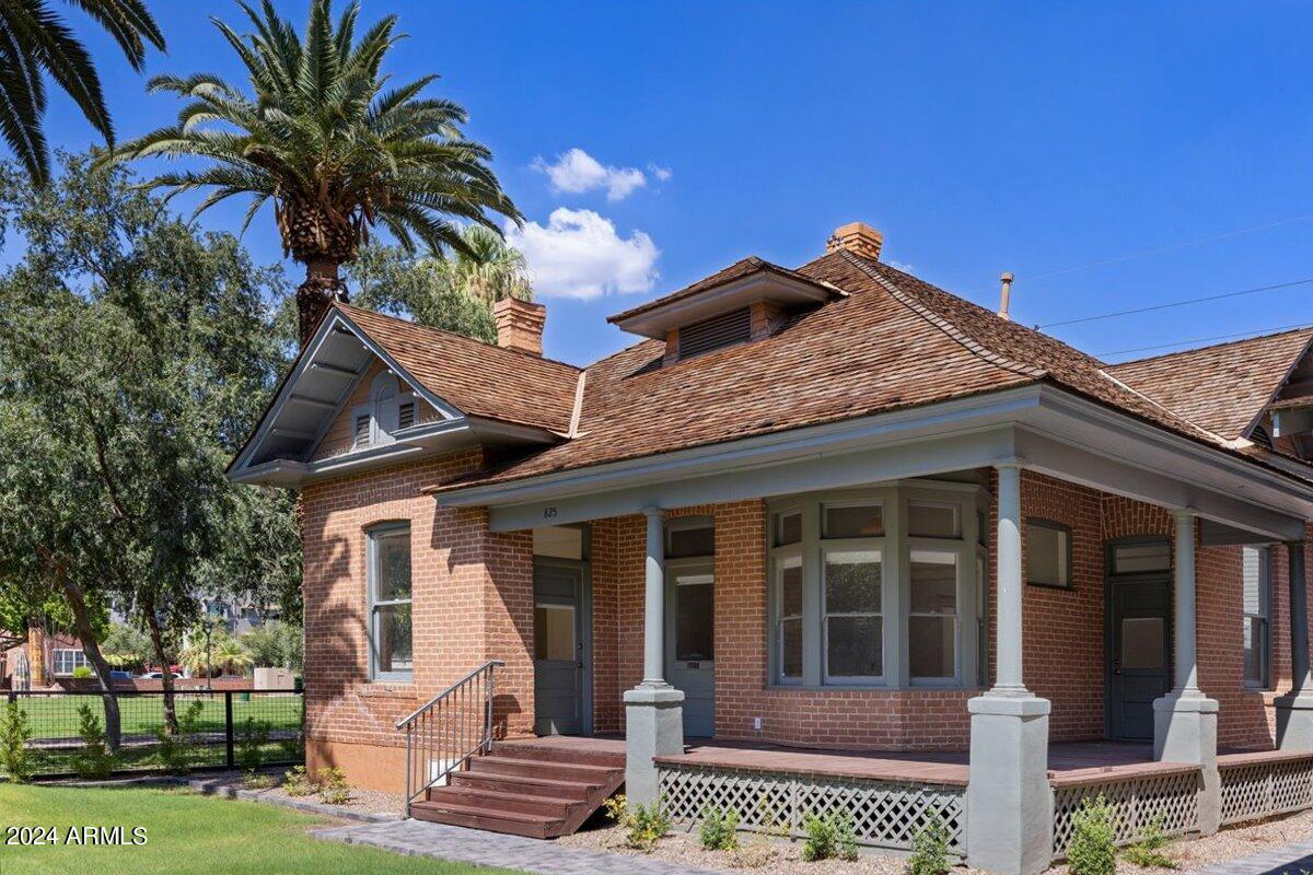 825 N 3RD Avenue