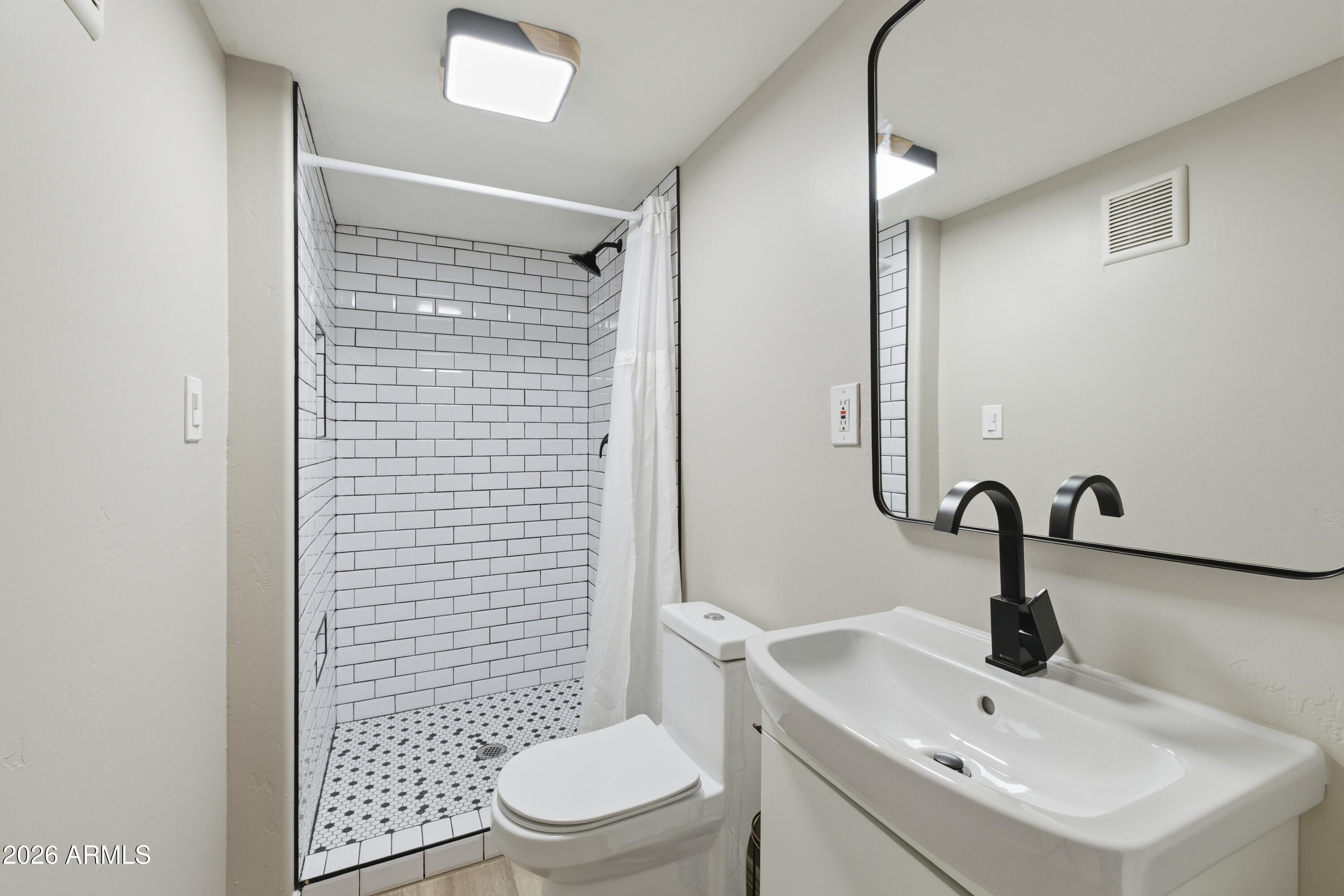 1919 E COOLIDGE Street E