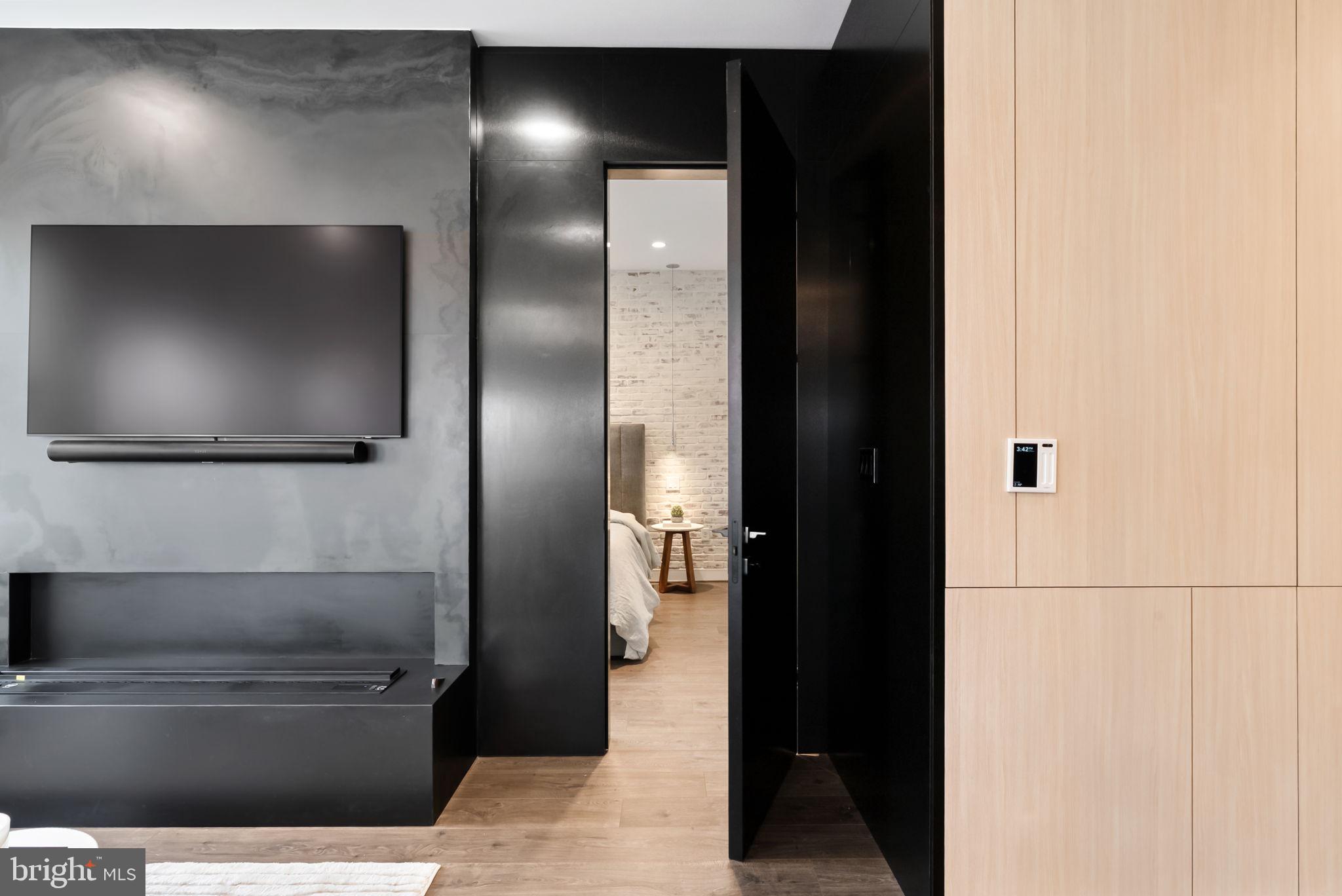 625 SLATERS LANE 402