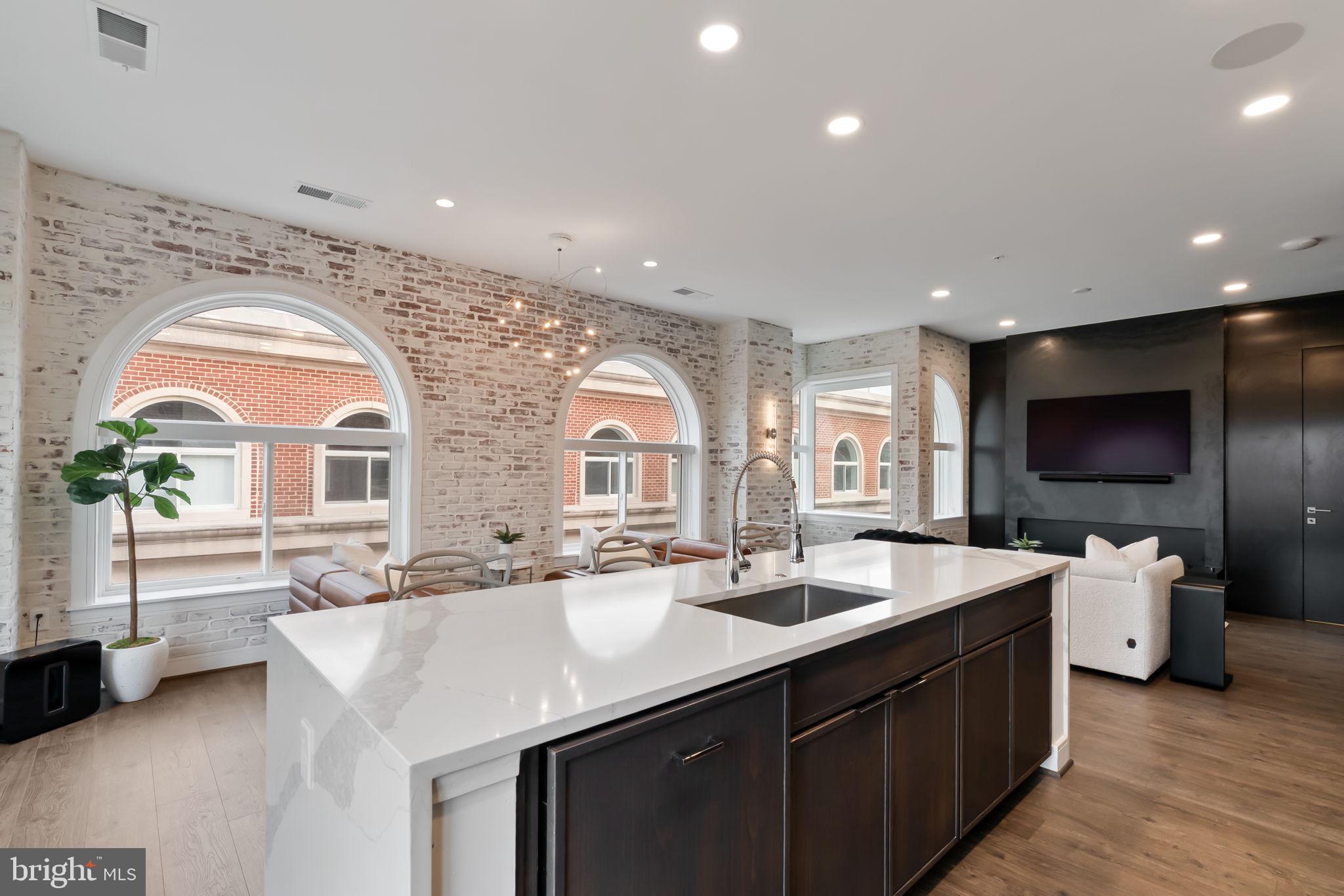 625 SLATERS LANE 402