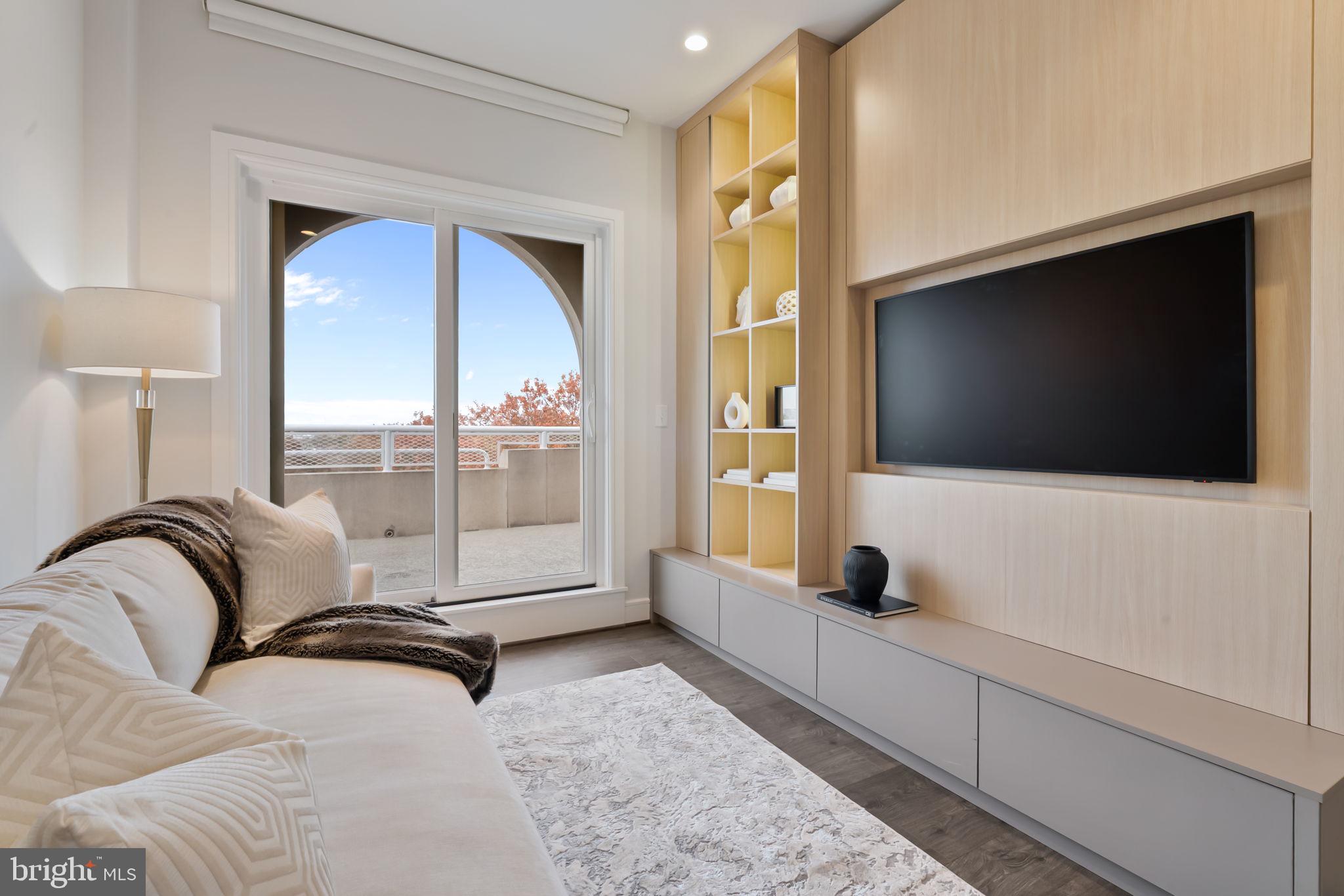 625 SLATERS LANE 402