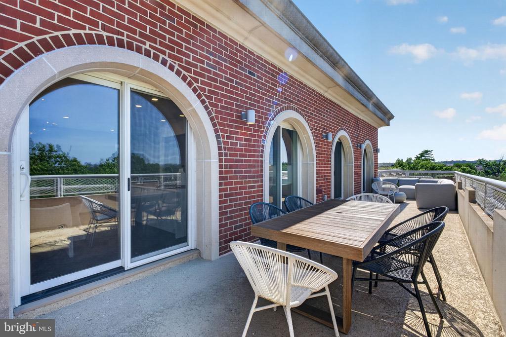 625 SLATERS LANE 402